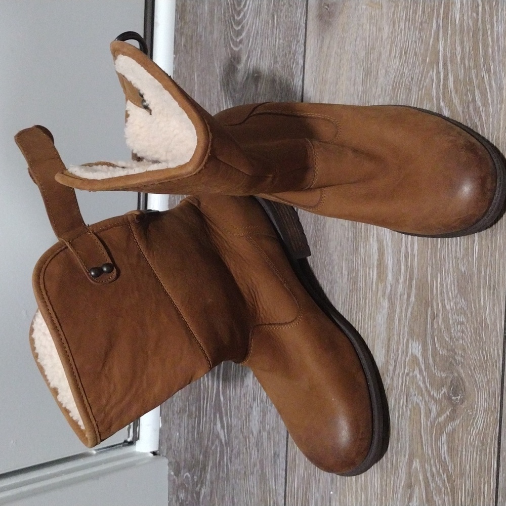 UGG womens brown shearling lined ankle boots. In great condition. Size 7